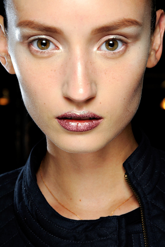 Красота в деталях: металлические губы на показе Christian Dior Couture (фото 6)