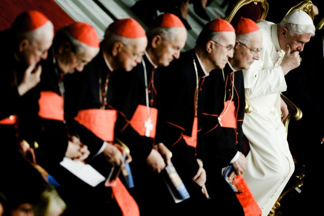 Папа Римский Бенедикт XVI оставит престол (фото 1)