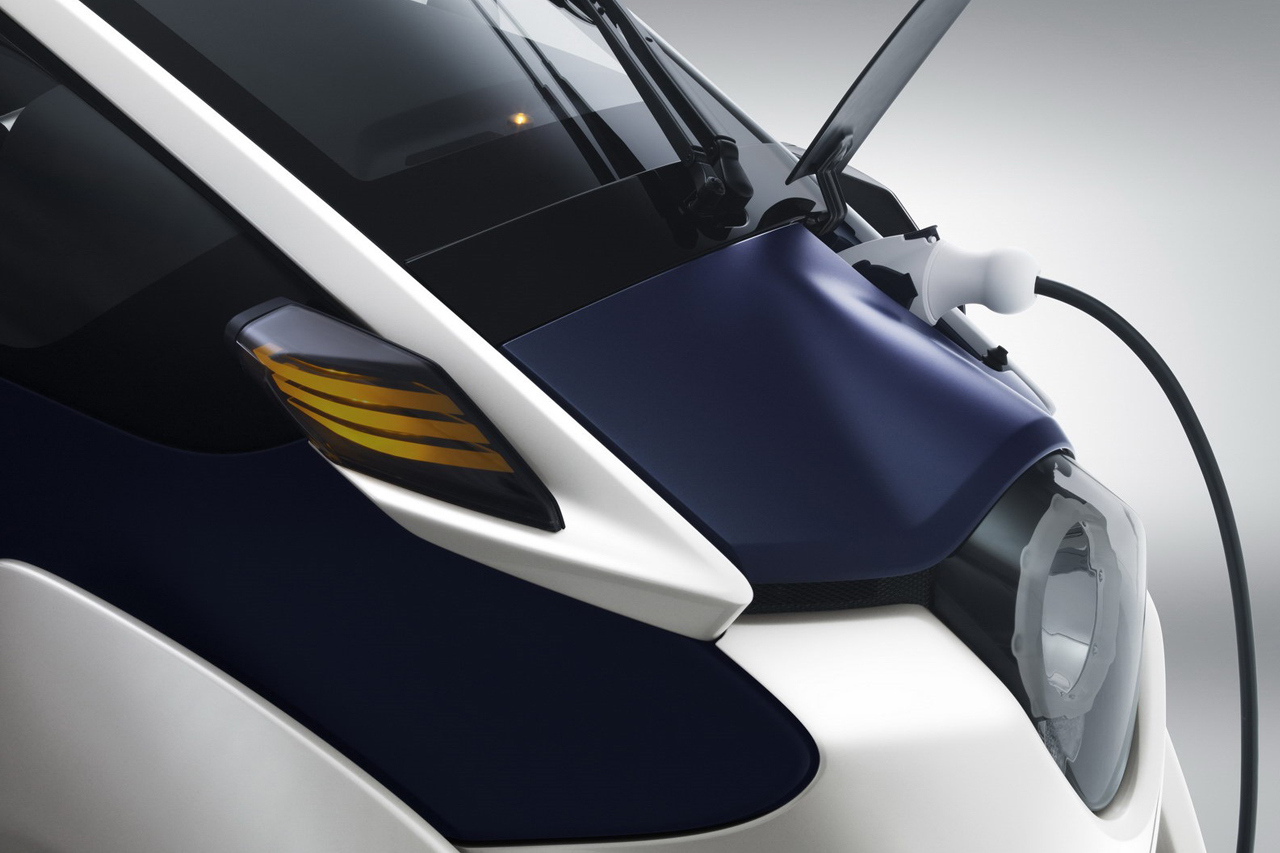 Toyota представили i-ROAD Concept (фото 3)