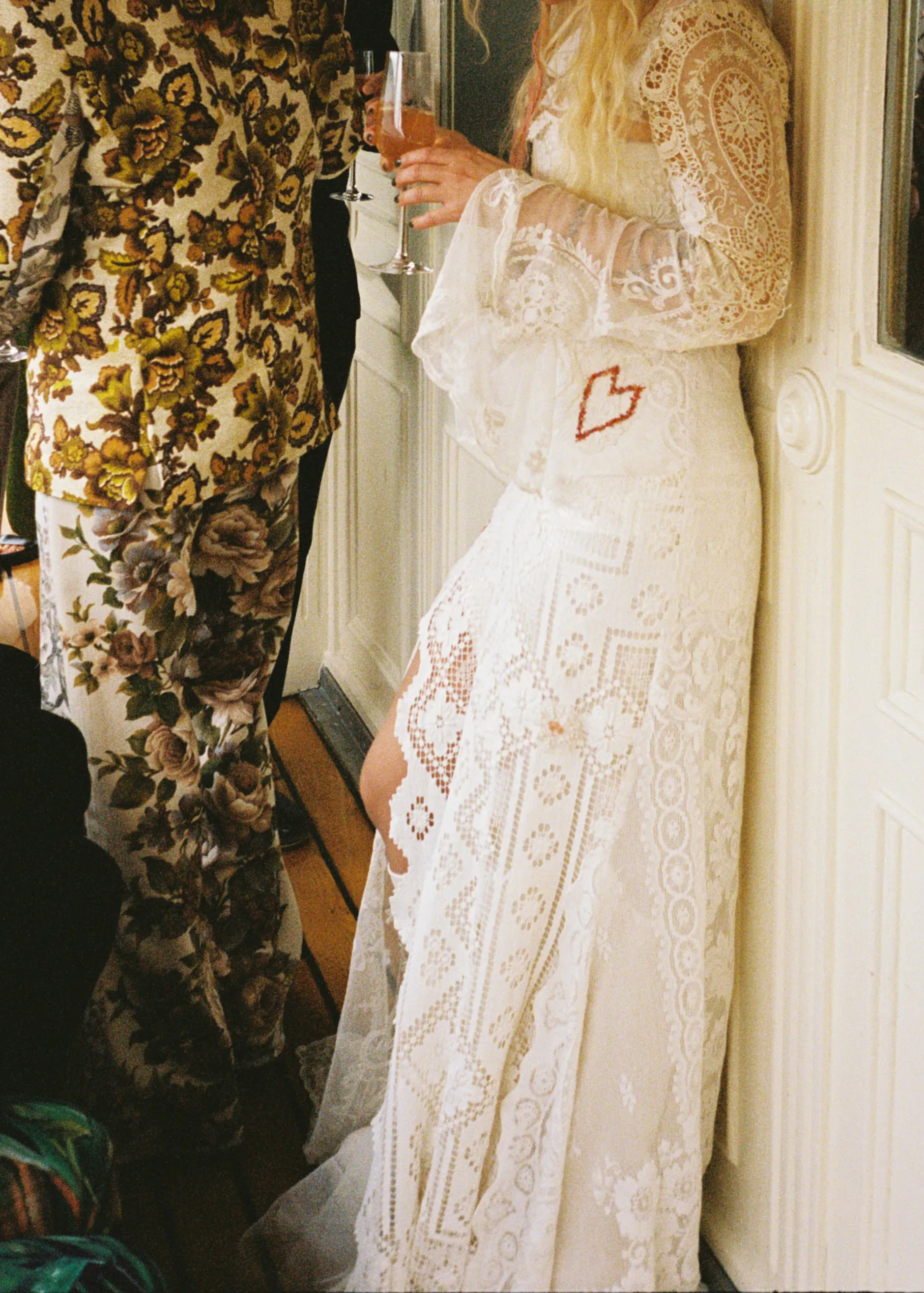 От винтажного кружева до Alexander McQueen. Свадебные платья июльских невест (фото 5)