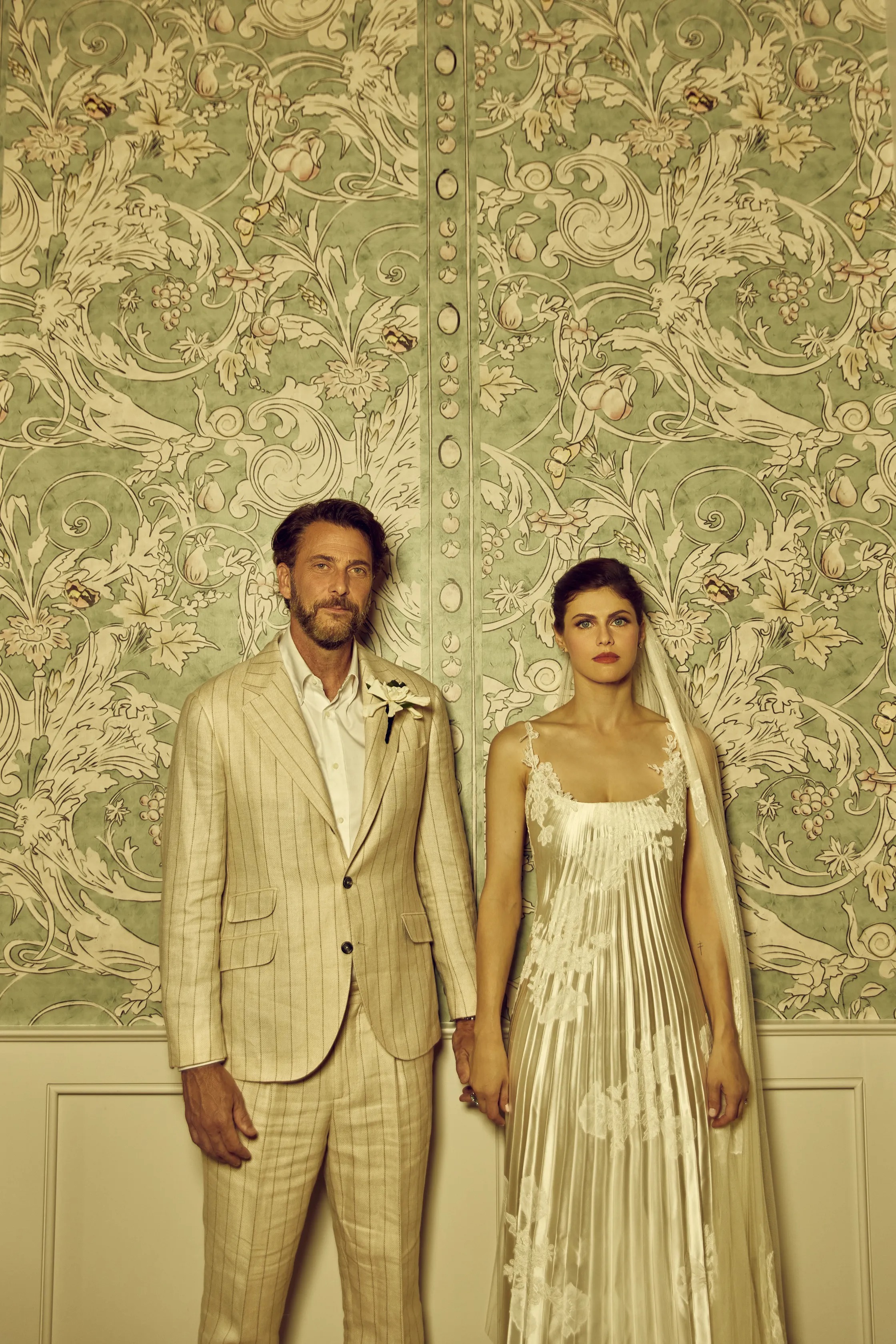 От винтажного кружева до Alexander McQueen. Свадебные платья июльских невест (фото 10)