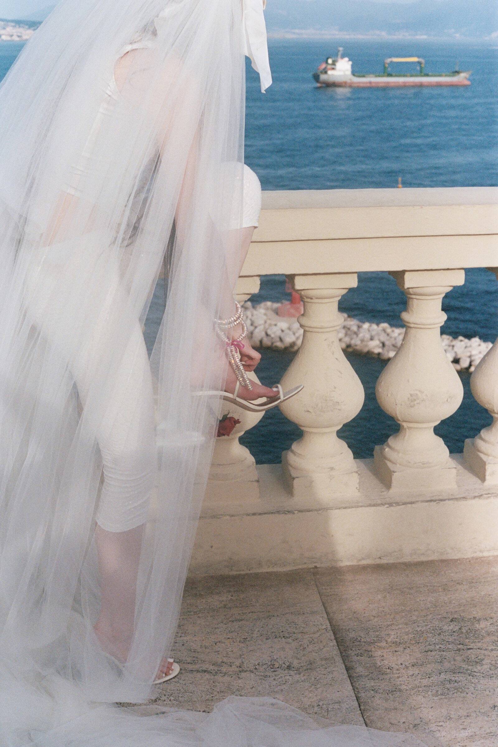 Vivienne Westwood, Loewe и Simone Rocha. Свадебные образы августовских невест и женихов (фото 9)