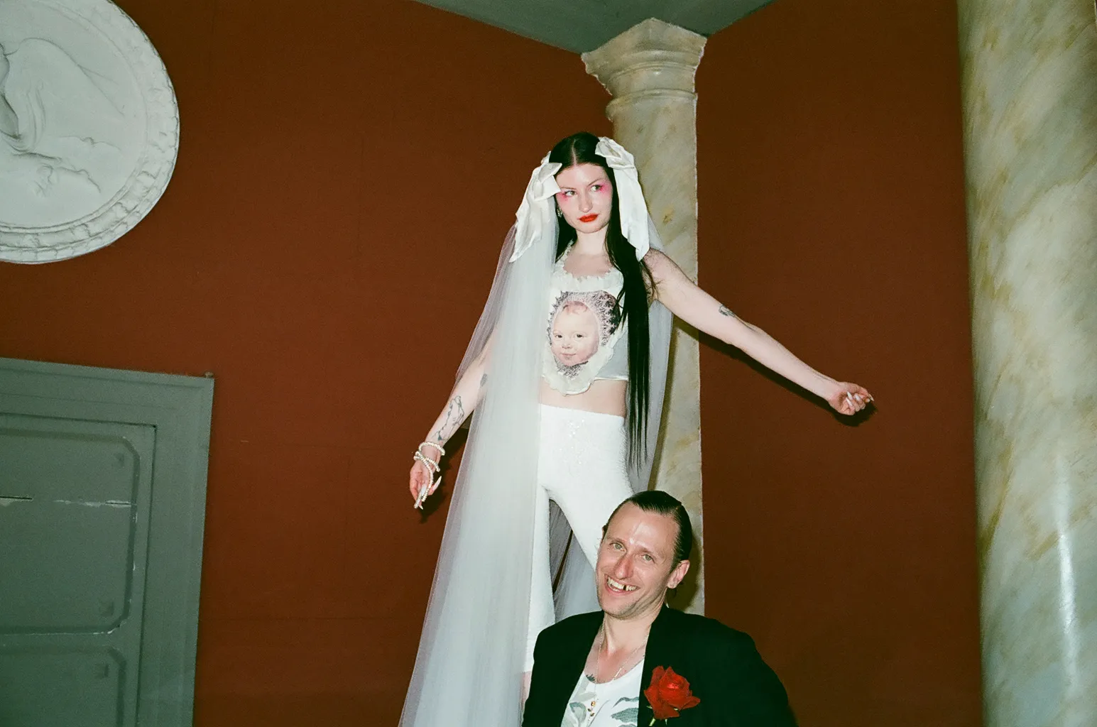 Vivienne Westwood, Loewe и Simone Rocha. Свадебные образы августовских невест и женихов (фото 10)
