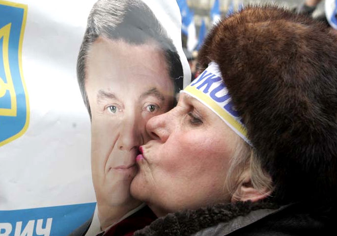 "Жестокое нападение" на Виктора Януковича (фото 1)