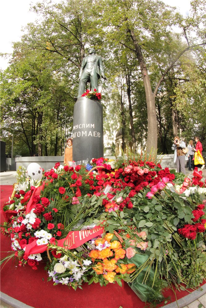 В Москве открыли памятник Муслиму Магомаеву (фото 12)