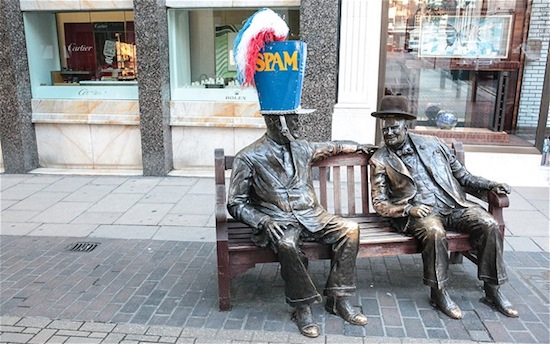 Британские статуи примерили шляпки (фото 4)