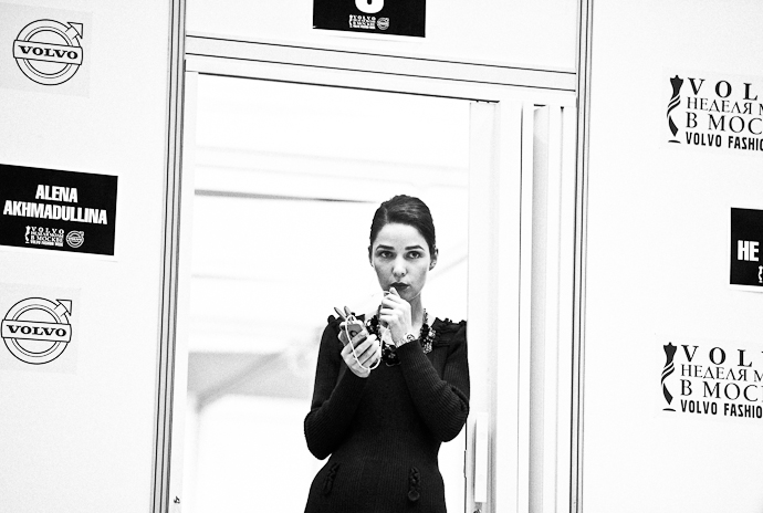 Показ Alena Akhmadullina весна-лето 2013: backstage (фото 30)
