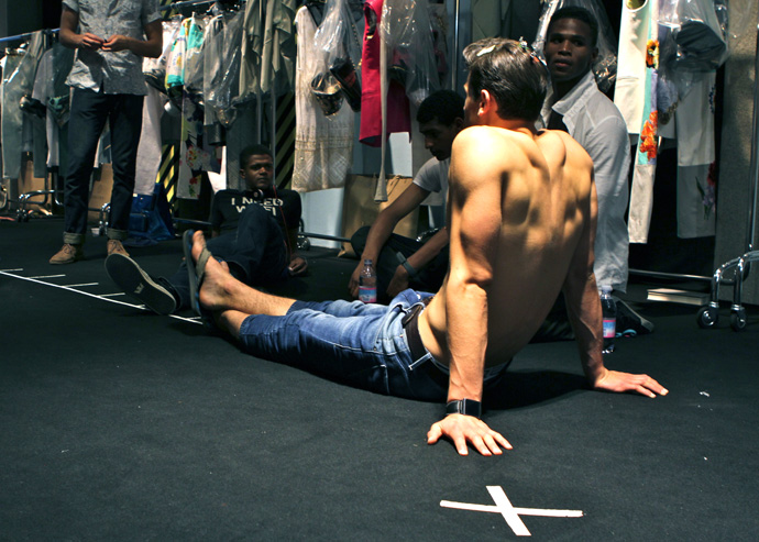 Герман Ларкин за кулисами показа Versace (фото 5)