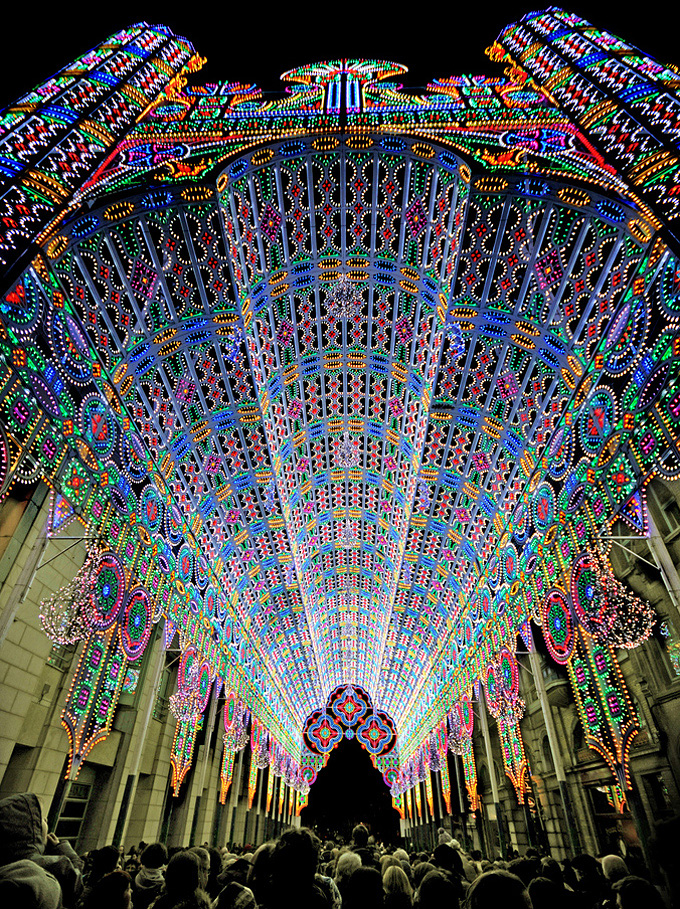 Светящийся собор из 55 000 светодиодов (фото 1)