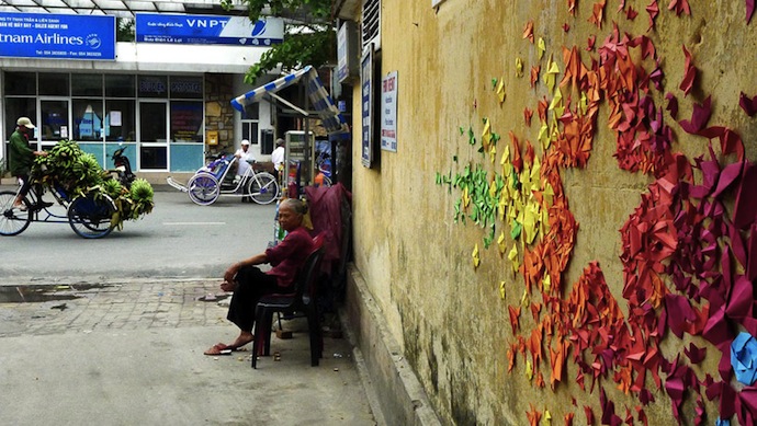 Цветные оригами как уличное искусство (фото 1)