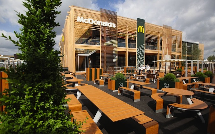 Самый большой McDonald's в мире (фото 1)