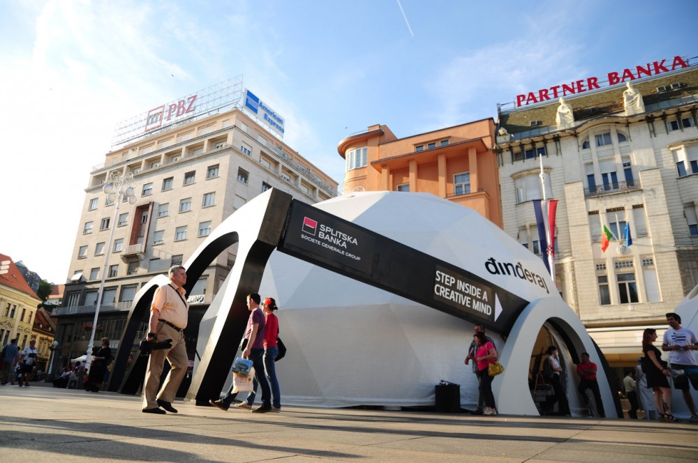 Инсталляция в центре хорватского Загреба (фото 1)