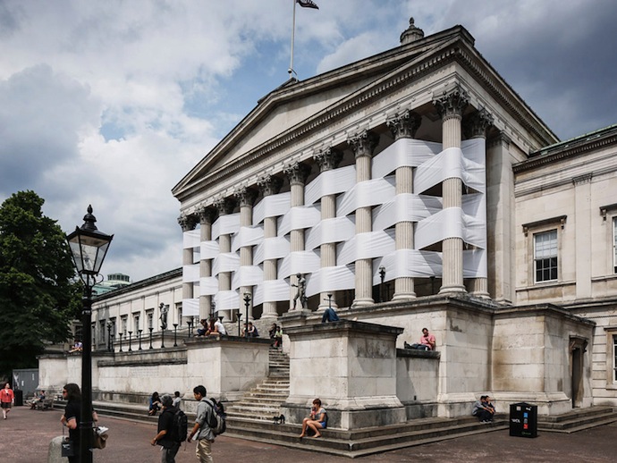 "Плетеные" колонны в центре Лондона (фото 1)