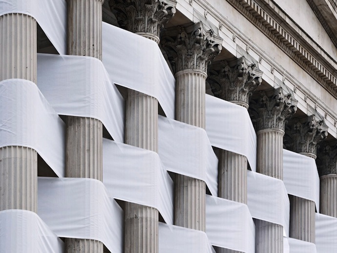"Плетеные" колонны в центре Лондона (фото 3)