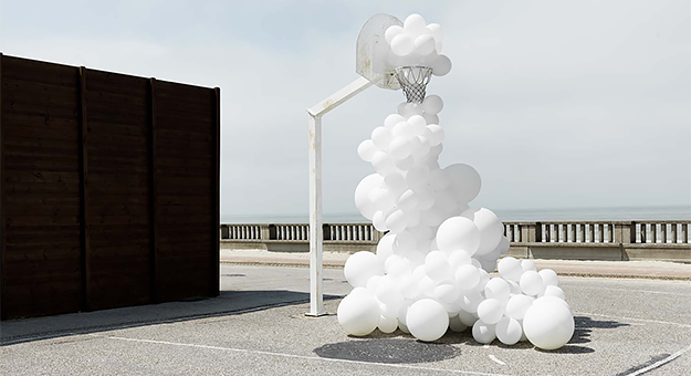 В Шанхае открывается выставка с тысячами белых воздушных шаров