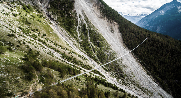 В Швейцарии построили самый длинный в мире подвесной пешеходный мост