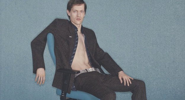 Balenciaga: мужская рекламная кампания с возрастной моделью и офисной мебелью