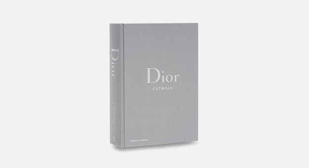 Вышел альбом со 180 коллекциями Dior