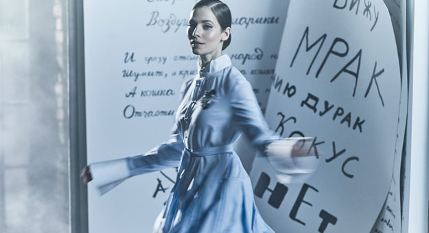 Юлия Снигирь примеряет костюм-тройку в кампании российского бренда Muza