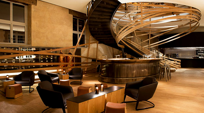 Лестница из деревянных лент в отеле Страсбурга