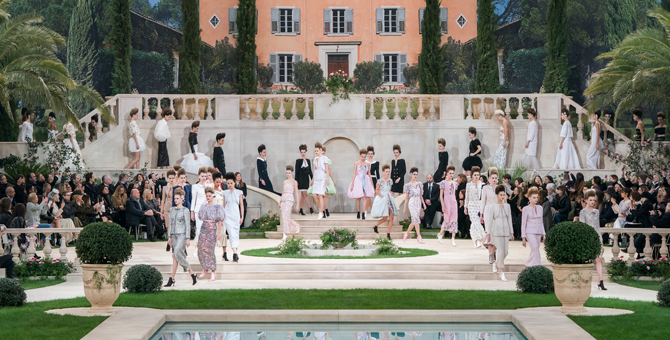 Карл Лагерфельд не вышел на поклон в финале кутюрного показа Chanel