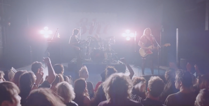 Элизабет Мосс и Кара Делевинь играют в рок-группе в трейлере фильма «Её запах»