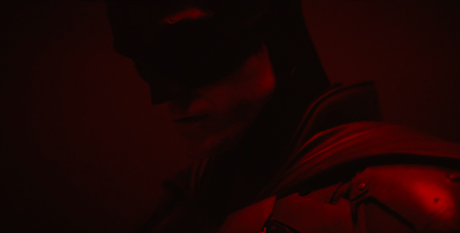Появились первые кадры с Робертом Паттинсоном в костюме Бэтмена