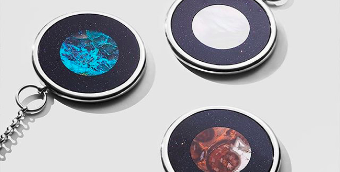 Avgvst выпустил лимитированную коллекцию медальонов, вдохновленных планетами