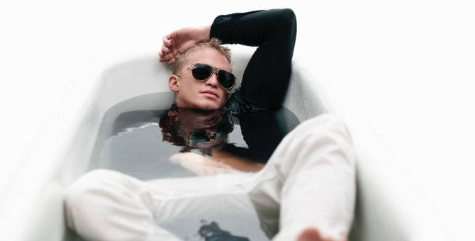 Певец Коди Симпсон снялся в ванне для новой кампании Versace