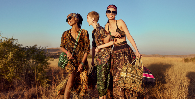 Модели позируют на фоне африканских пейзажей в кампании капсульной коллекции Dior