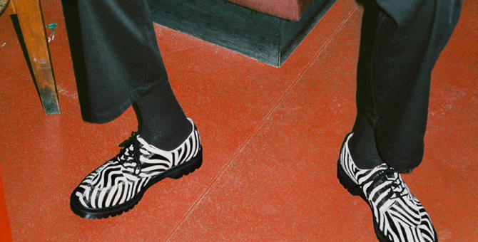 Supreme и Dr. Martens выпустили ботинки с рисунком «под зебру»