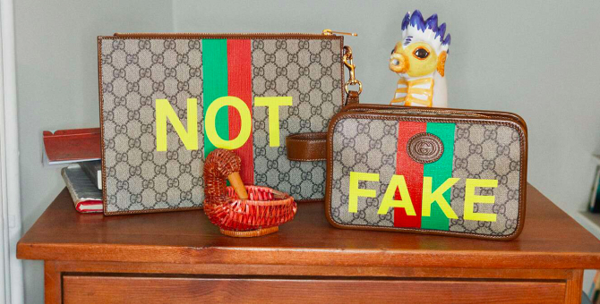 Gucci выпустил сумки и куртки со словом «Подделка»