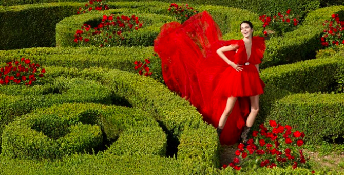 Кендалл Дженнер позирует среди зелени и роз в кампании H&M x Giambattista Valli