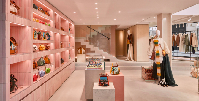 Loewe открывает в Париже бутик с винтажной мебелью и керамикой Пабло Пикассо