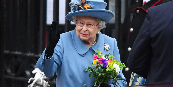 Елизавета II будет носить специальные перчатки для защиты от COVID-19