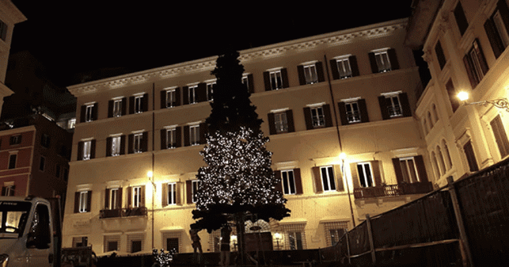 Видео дня: как Valentino украшает Рим