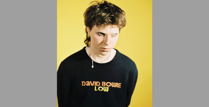 Британский бренд Hades посвятил коллекцию свитеров Дэвиду Боуи