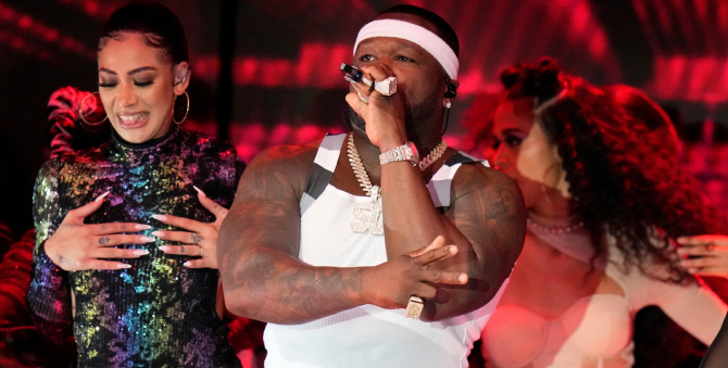 Рэпер 50 Cent случайно ударил поклонницу микрофоном во время концерта