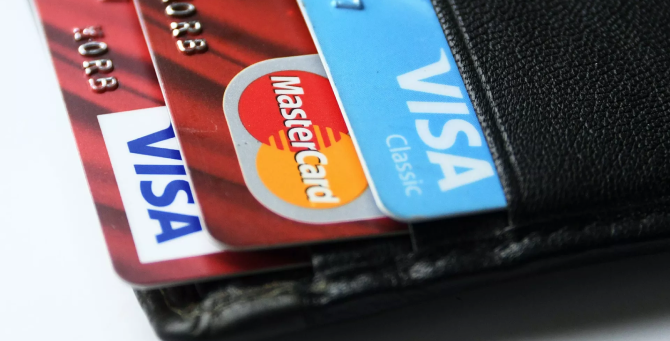 Попавшие под санкции российские банки больше не смогут выпускать карты Visa и Mastercard