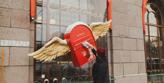 На Исаакиевской площади заработал благотворительный почтовый ящик