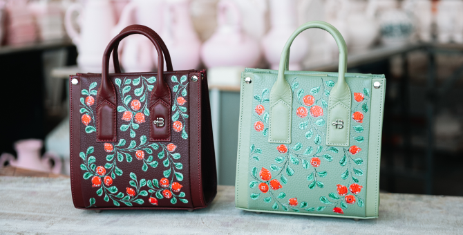 Российский бренд «Верфь» выпустил коллекцию сумок с Гжельским фарфоровым заводом