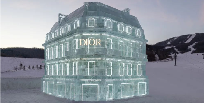 Dior создал копию флагманского магазина на Avenue Montaigne изо льда