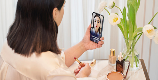Estée Lauder Com. запустила приложение, помогающее людям с нарушениями зрения наносить макияж
