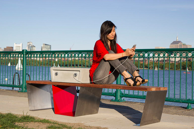 Жители Бостона смогут подзаряжать телефоны от скамеек