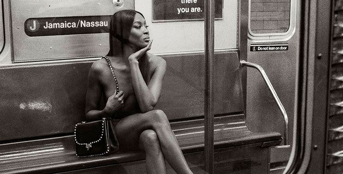 Valentino опубликовал снимки с обнаженной Наоми Кэмпбелл в метро Нью-Йорка