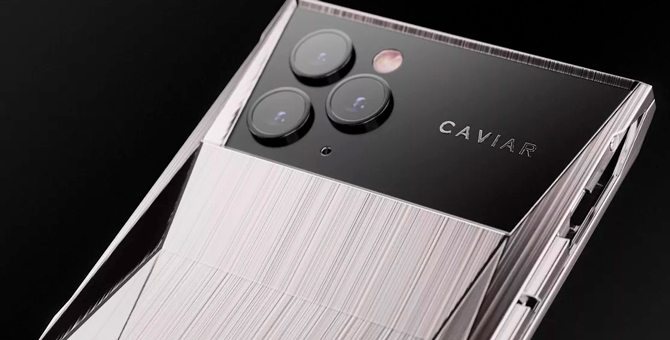 Caviar выпустил айфон, вдохновленный Tesla Cybertruck