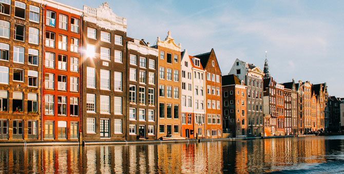 Амстердам запретил размещение туристов через Airbnb в центре города