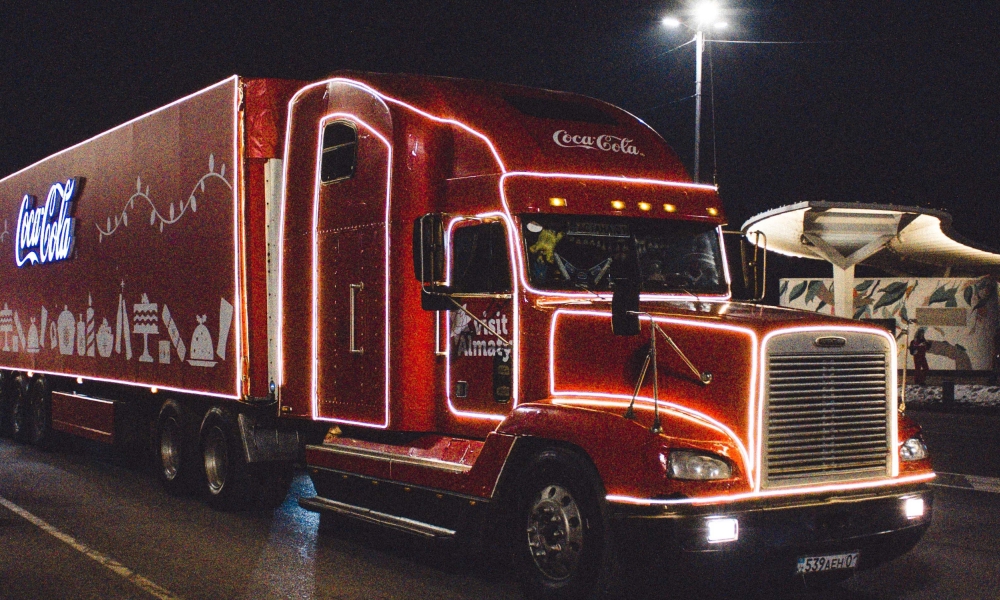 Красные грузовики Coca-Cola и говорящие конфетки M&M's: 7 культовых новогодних кампаний брендов