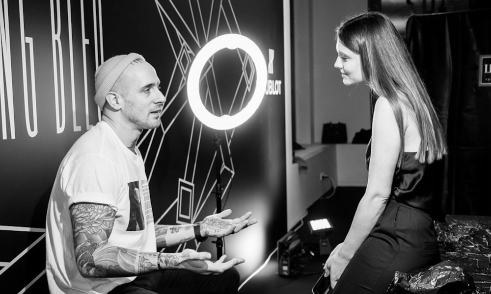 Катя Дарма разговаривает с основателем тату-студии Sang Bleu, а он — делает ей татуировку