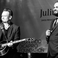 В хорошие руки: Леонардо ДиКаприо купил гитару Боно